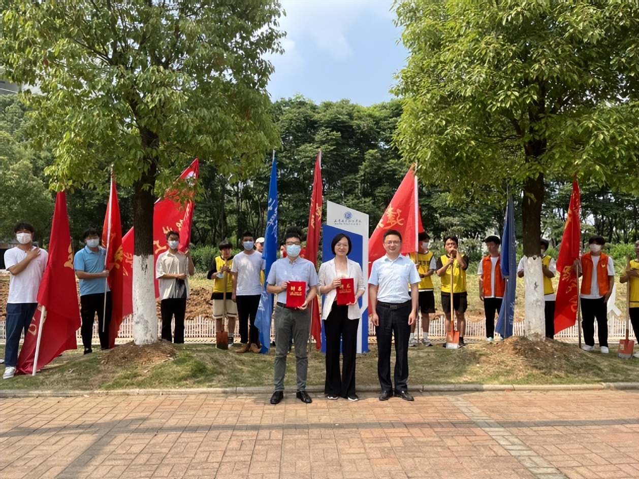 武汉职业技术学院校内劳动教育实践基地揭牌仪式成功举行