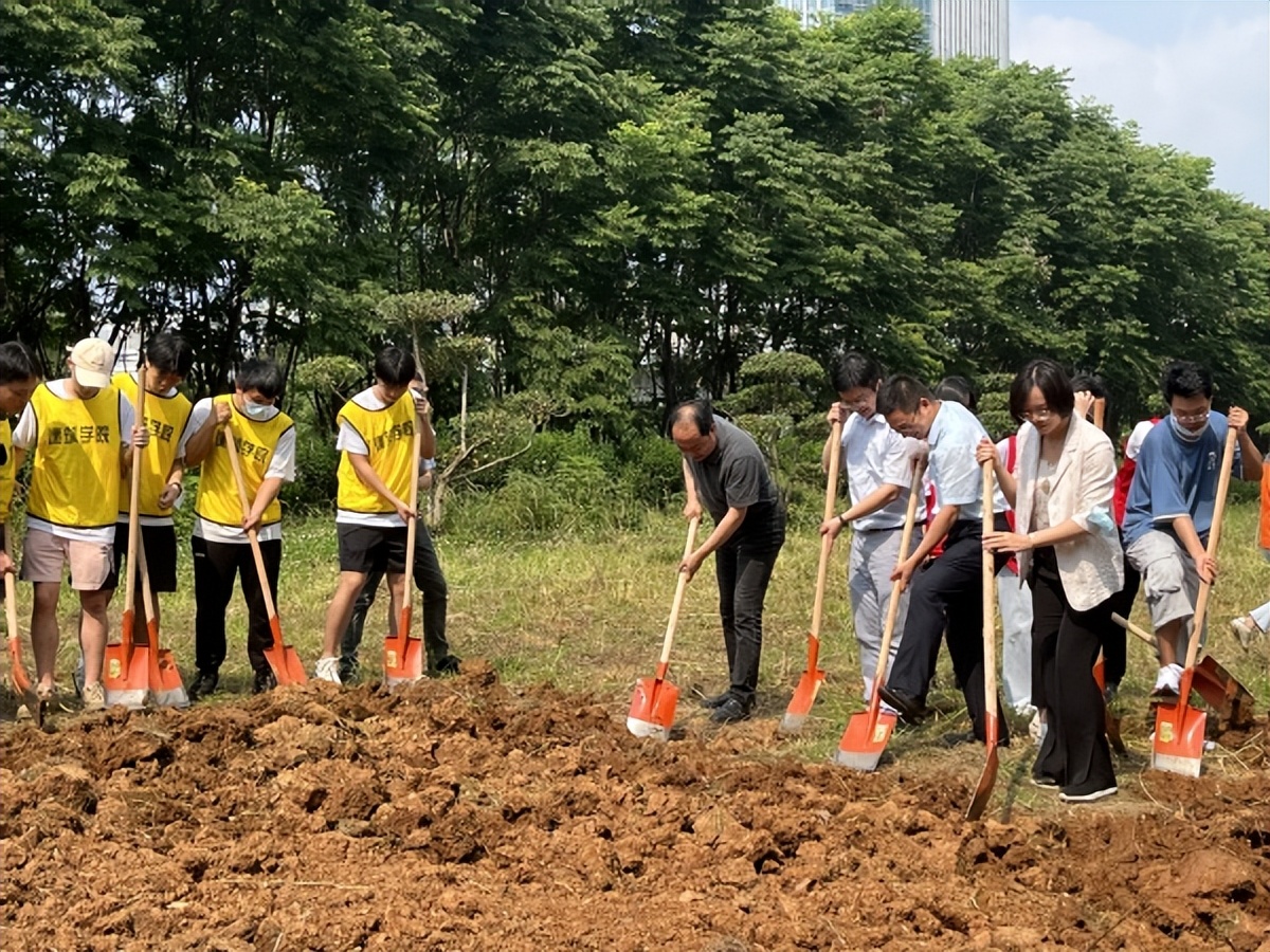 武汉职业技术学院校内劳动教育实践基地揭牌仪式成功举行