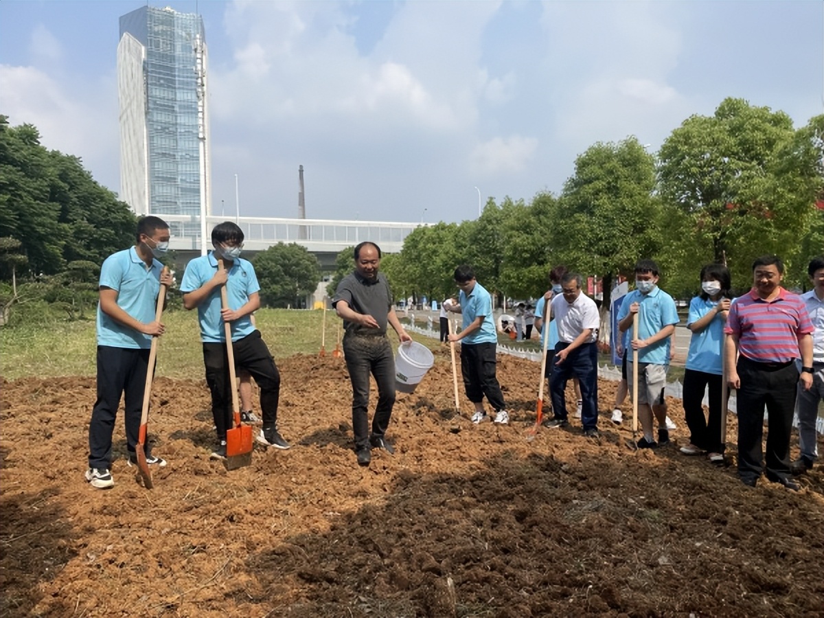 武汉职业技术学院校内劳动教育实践基地揭牌仪式成功举行