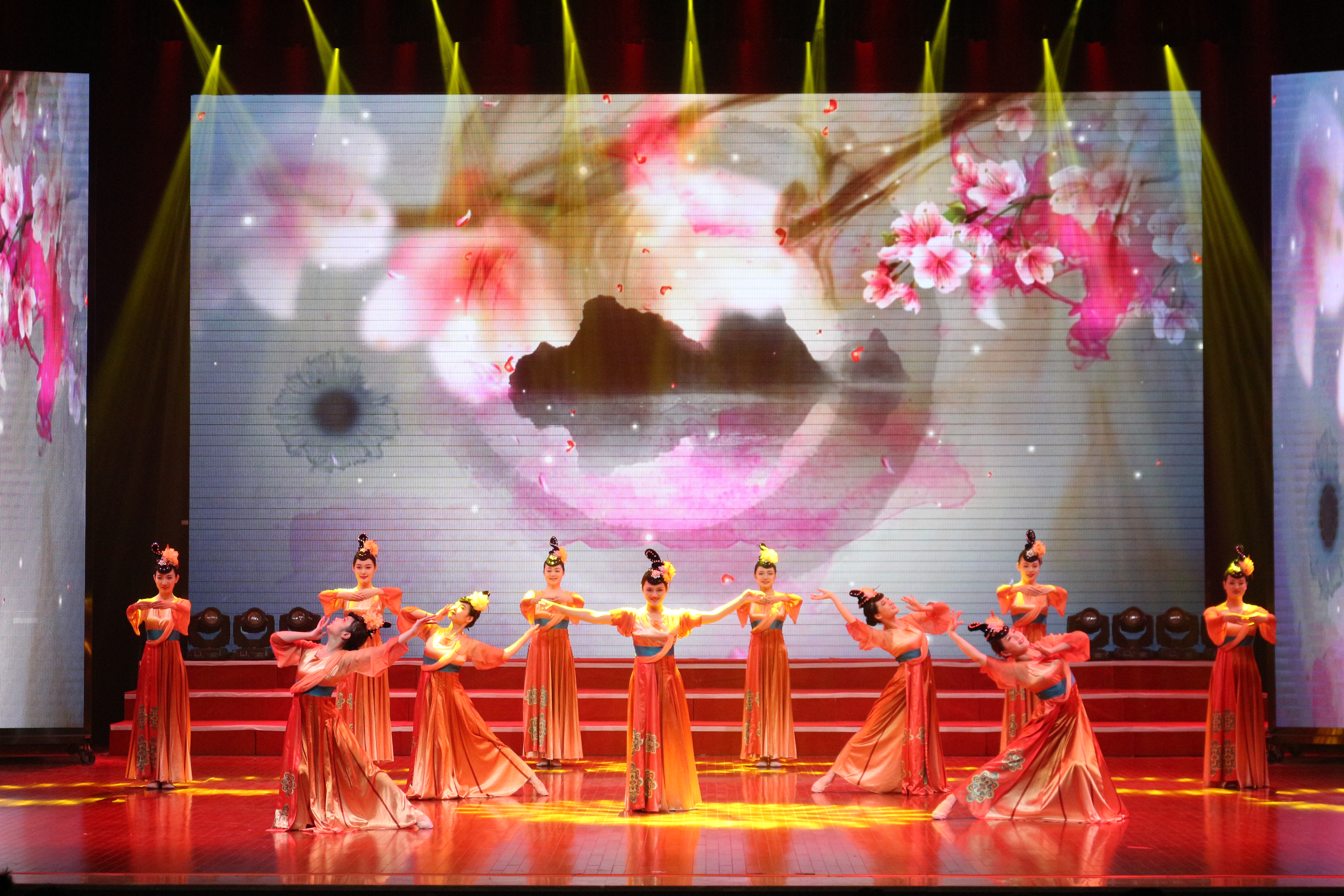 校团委举行大学生艺术团"同心同声·中国梦" 艺术教育成果展演