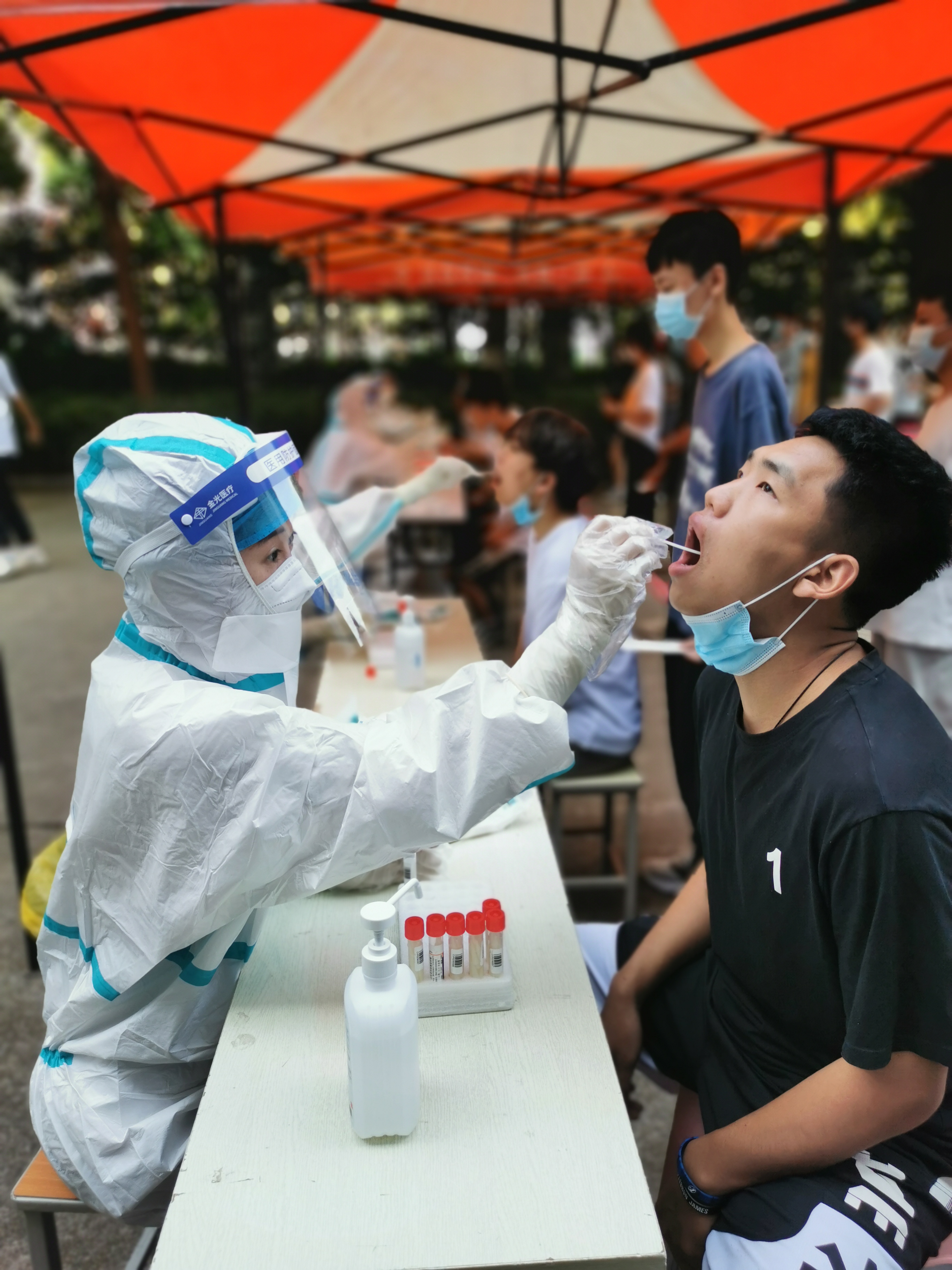 学生核酸检测照片图片