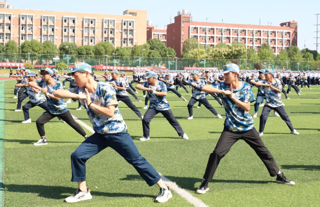 超燃！武汉职业技术学院2021级新生军训会操航拍大片震撼来袭