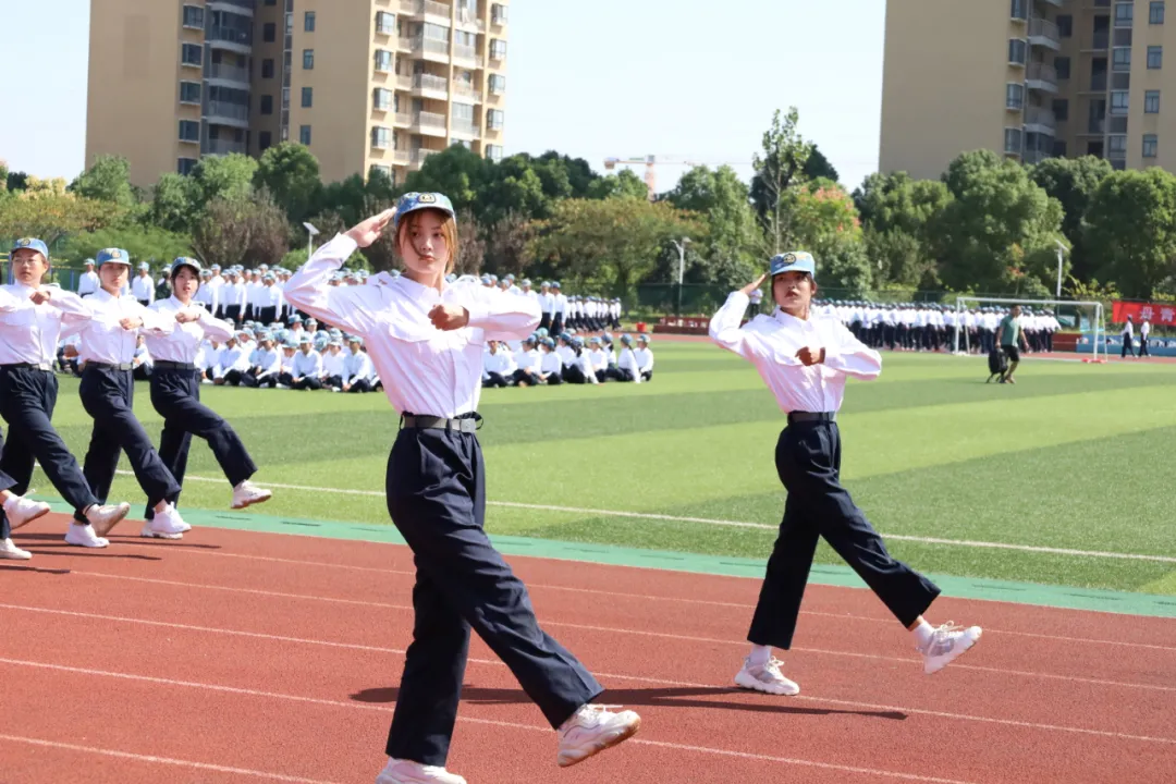 超燃！武汉职业技术学院2021级新生军训会操航拍大片震撼来袭