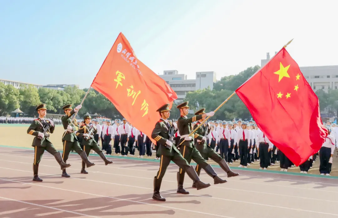 超燃！武汉职业技术学院2021级新生军训会操航拍大片震撼来袭