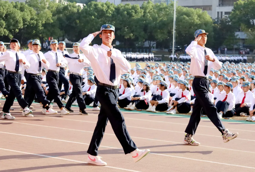 超燃！武汉职业技术学院2021级新生军训会操航拍大片震撼来袭