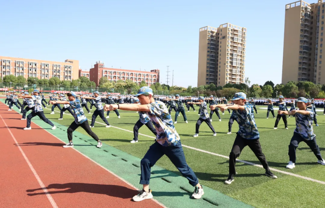 超燃！武汉职业技术学院2021级新生军训会操航拍大片震撼来袭
