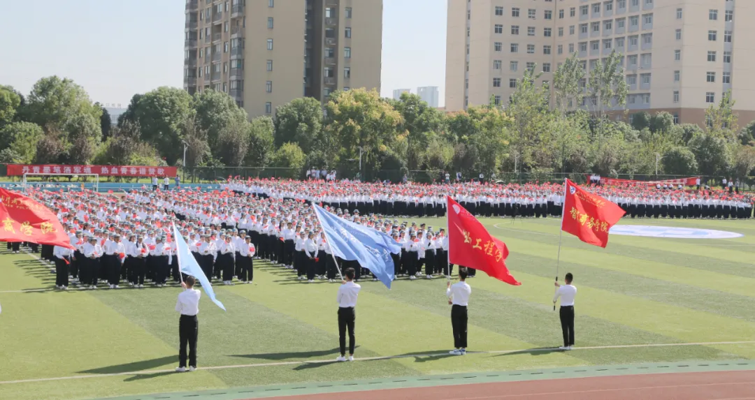 超燃！武汉职业技术学院2021级新生军训会操航拍大片震撼来袭