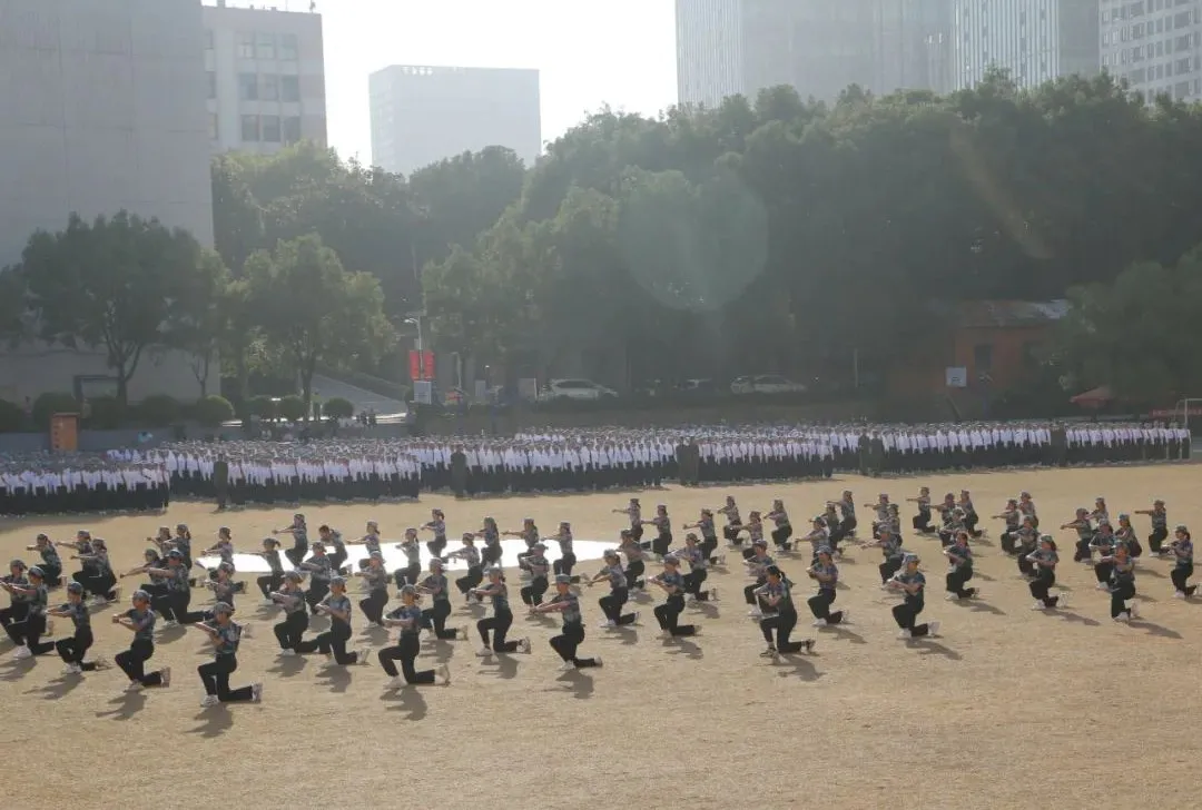 超燃！武汉职业技术学院2021级新生军训会操航拍大片震撼来袭