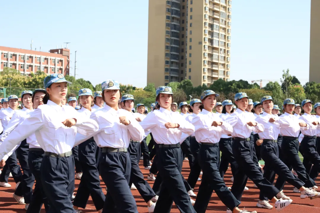 超燃！武汉职业技术学院2021级新生军训会操航拍大片震撼来袭