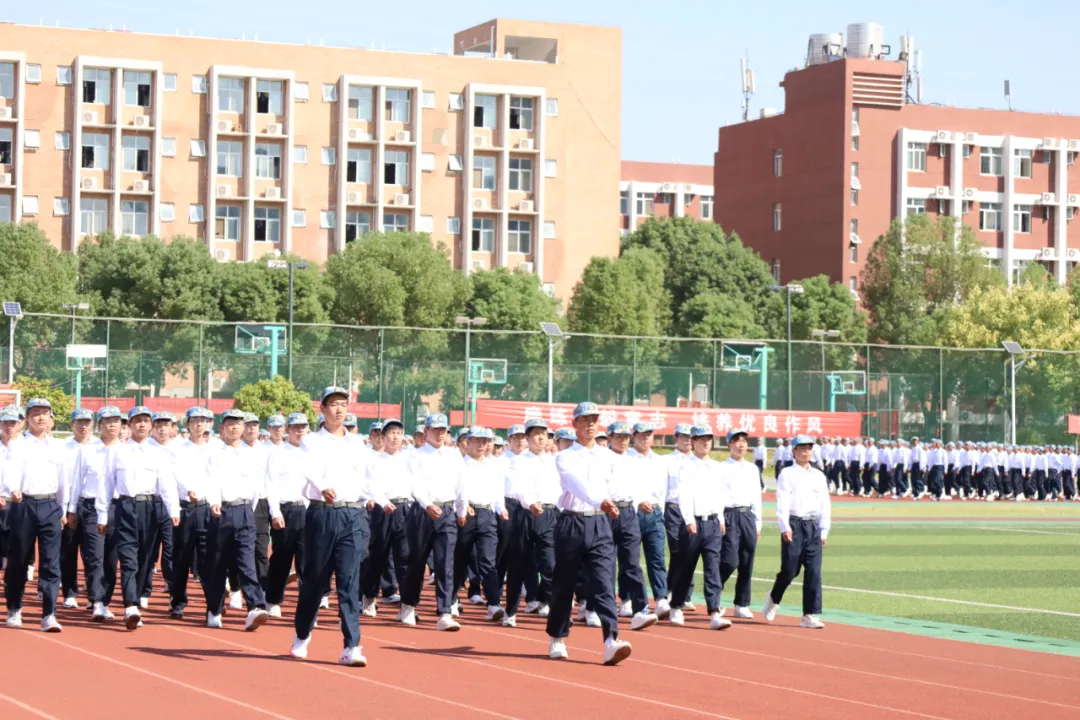 超燃！武汉职业技术学院2021级新生军训会操航拍大片震撼来袭