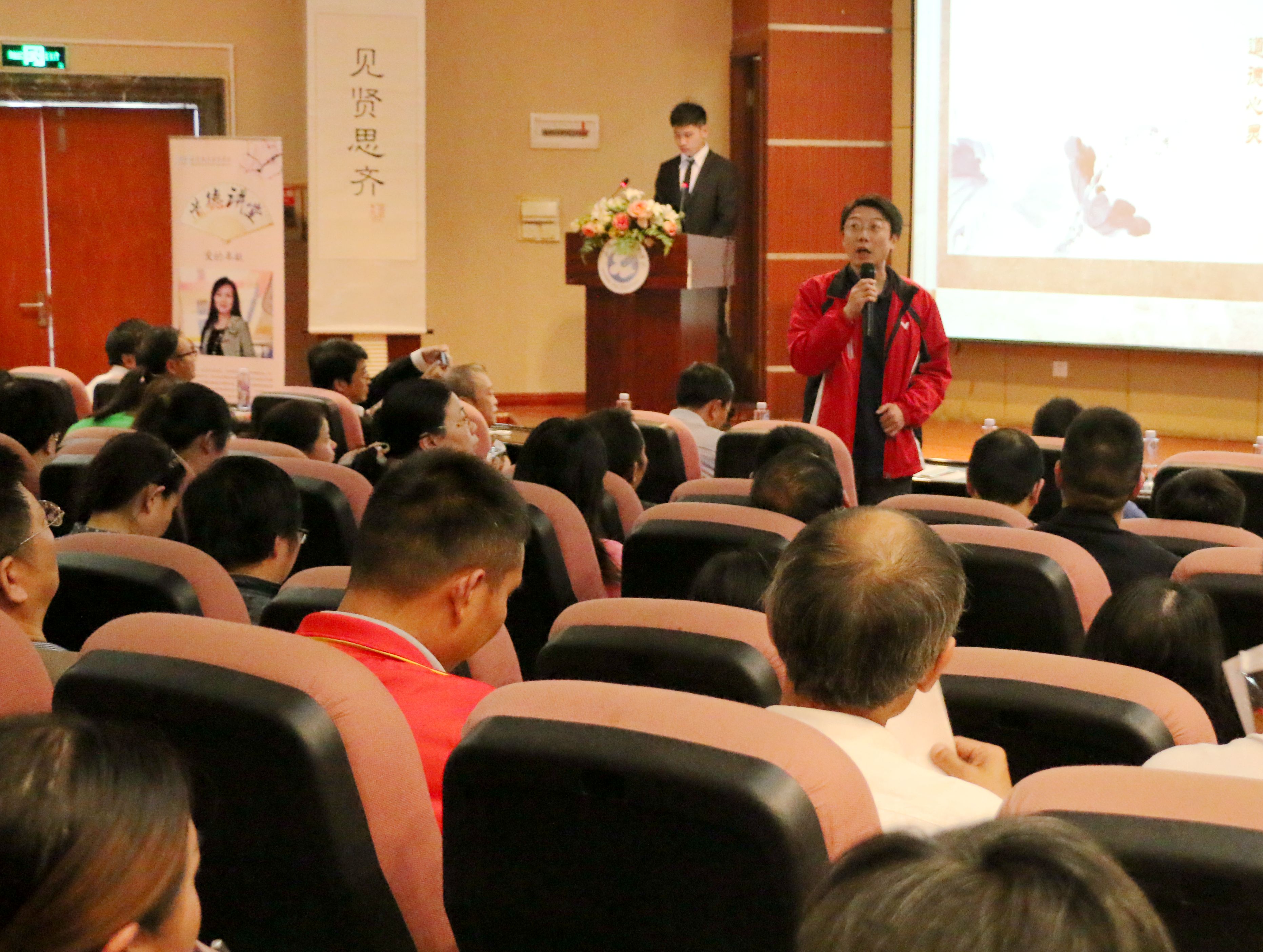 张老师的分享,很感动,张龙老师用爱和音乐为盲童们打开了明亮的世界