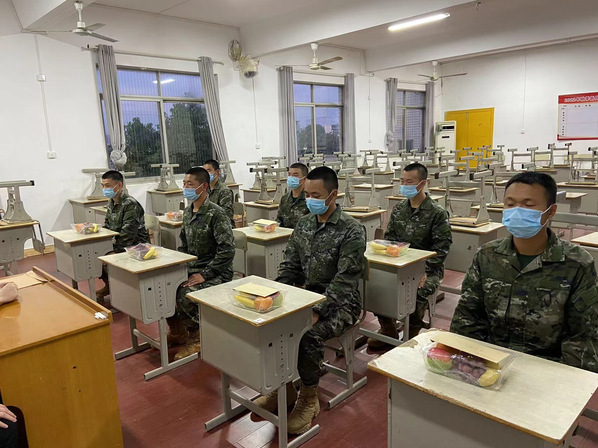 真情送“家书” 回访暖兵营 学校武装部联合东湖高新区人武部开展新兵回访工作
