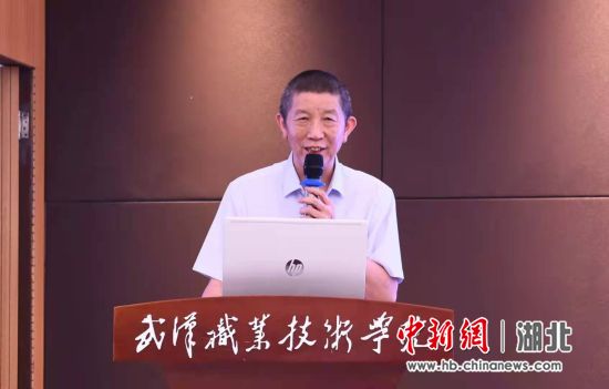 武汉职业技术学院党委书记、校长李洪渠讲话 赵谨煊、肖佳旎 摄