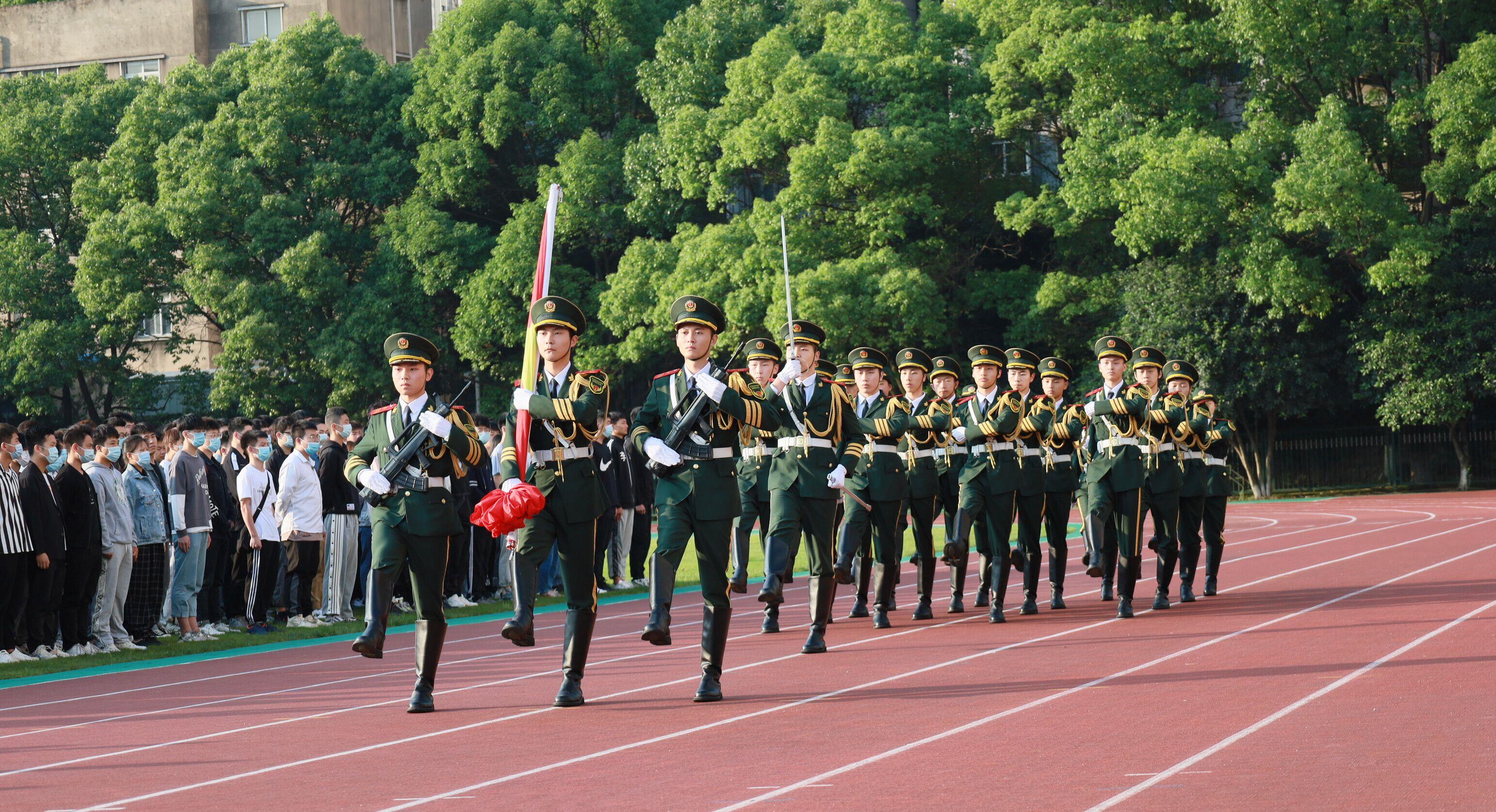 学校国旗仪仗队护卫国旗入场
